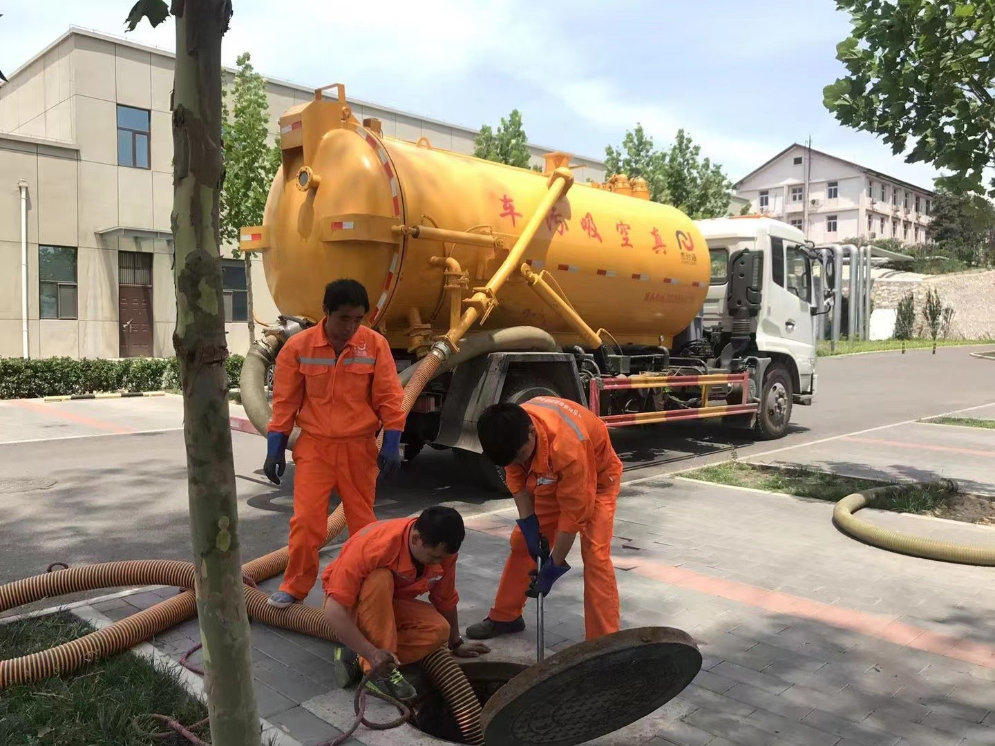 通道管道疏通车停在窨井附近