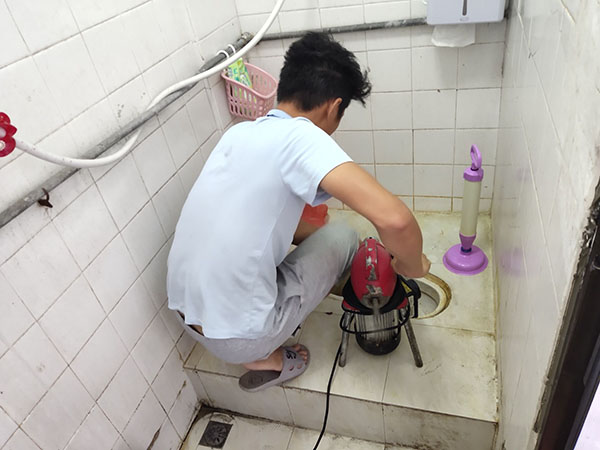 通道管道堵塞冒臭气 专业师傅现场解决问题