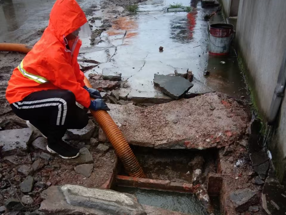 通道专业清理污水池 炜誉市政以规范流程守护城市 “肠道”