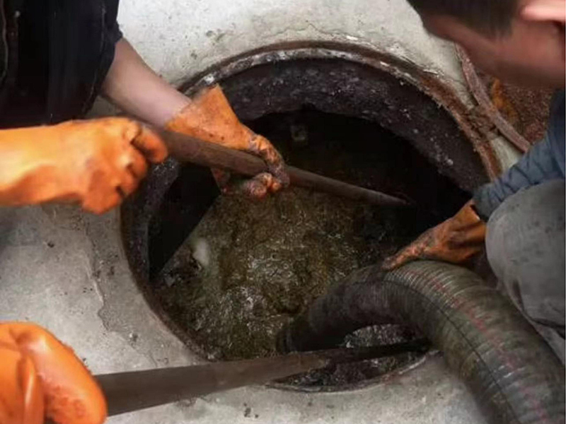 通道清理化粪池时如何避免沼气的危害?